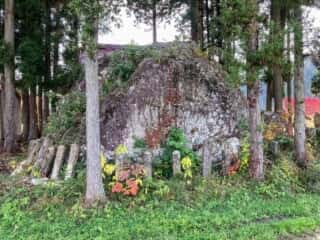 磐神社 (男石大明神)　御神体の磐座