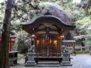 磐船神社　拝殿と磐座