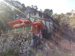 神倉神社　拝殿と御神体の磐座