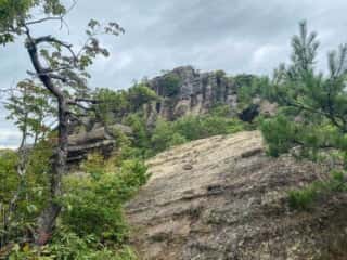 一年峰山道途中の急斜面