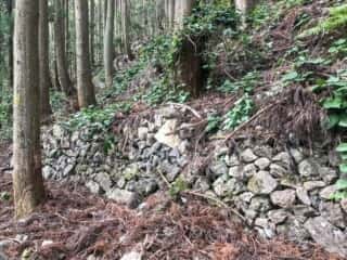 若杉山遺跡の積石段