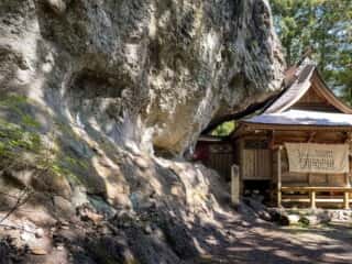 中之獄神社 拝殿と磐座