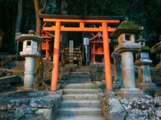 春日大社の赤乳白乳神社遙拝所