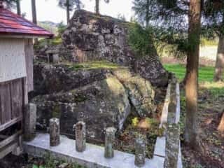 磐神社 (男石大明神)　御神体の磐座