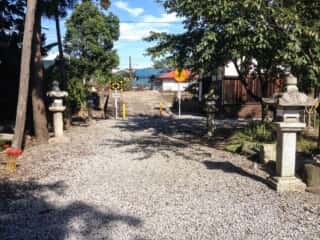 坂田宮境内を分断する北陸本線の踏切