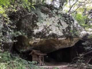 坂谷神社の磐座　坂谷権化と呼ばれる　