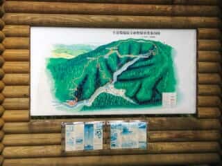 三方石観世音の背後に聳え立つ雲谷山