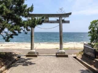 佐田岬を指す奈多宮の３重鳥居