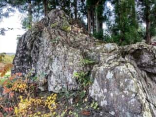 磐神社　御神体の磐座