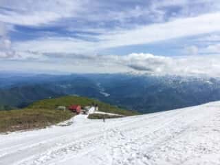 雪の月山登山道