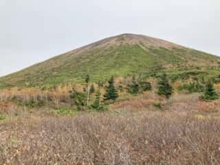 岩手山頂上を望む