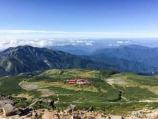 白山頂上から室堂ビジターセンターを望む