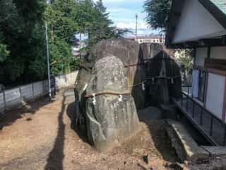 三ツ石神社の巨石