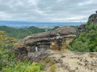 一年峰山道途中の「かえる岩」