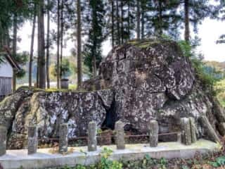 磐神社　御神体の磐座