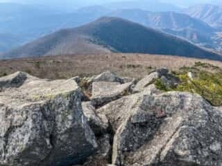 五葉山　黒岩の巨石群から望む山々
