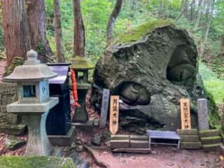石神神社の磐座　青森