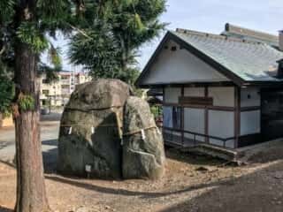 三ツ石神社の巨石