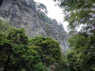 岩屋寺の大岩壁　大師堂・岩屋寺