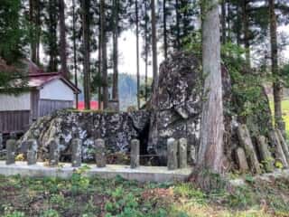 磐神社　御神体の磐座