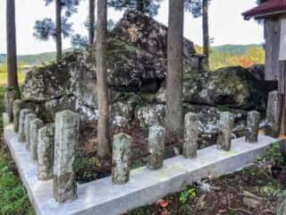 磐神社　御神体の磐座
