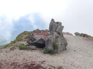 高千穂峯登山道の巨石