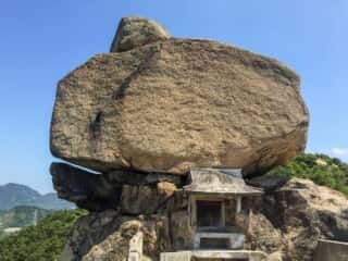 小瀬の重岩 (小瀬石鎚神社)