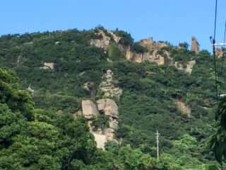 頂上周辺の岩石