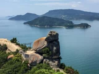 小瀬の重岩 (小瀬石鎚神社)