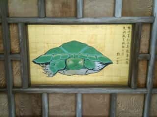 江の島　奥津宮の拝殿天井に描かれた「八方睨みの亀」