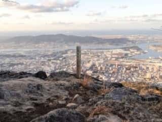 皿倉山 国見岩の碑