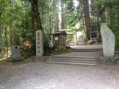 「匏宮大神宮」と刻まれた石柱が立つ境内入口　真名井神社