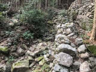 若杉山遺跡の積石段