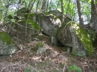 守屋山腹の巨石