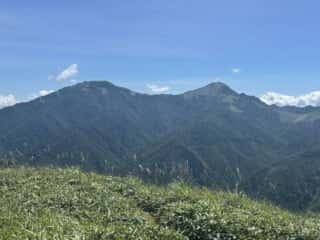 塔丸頂上から剣山頂上のササ原を望む