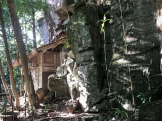 岩に囲まれた赤岩神社の拝殿