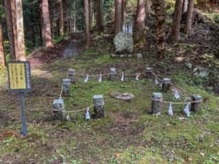 丹内山神社　七不思議その三　肌石