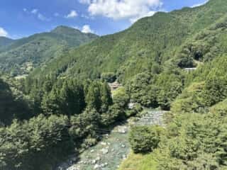 行く手を阻む祖谷川上流沿いの山々