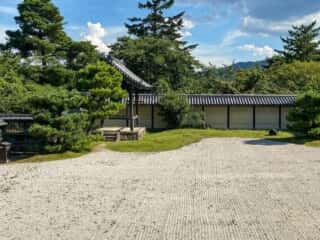 大覚寺　白砂庭園と鐘楼