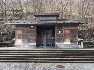 温泉神社で足湯につかる