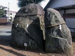 三ツ石神社の巨石