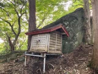 大石神ピラミッドの星座石祠