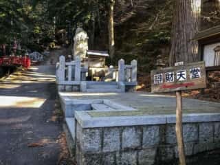 黄金山神社　辨財天堂