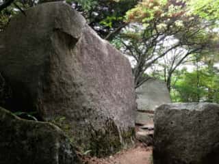 三方石観世音境内の巨石群