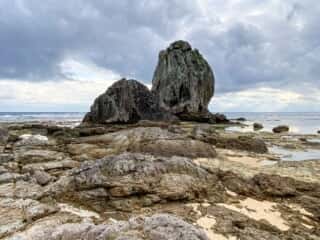 奄美大島 節田立神岩