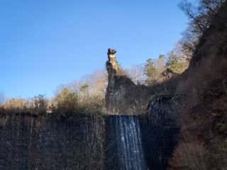 榛名川上流砂防堰堤にそびえ立つ九折岩（つづらいわ）