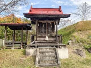 夫婦石に隣接する彌栄神社