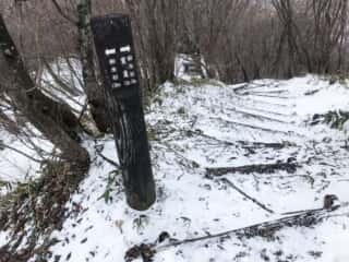 展望台から殺生石への山道には雪が。。