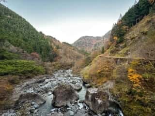 急斜面の囲まれる徳島の河川沿い