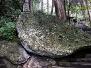 宝珠山立石寺の巨石